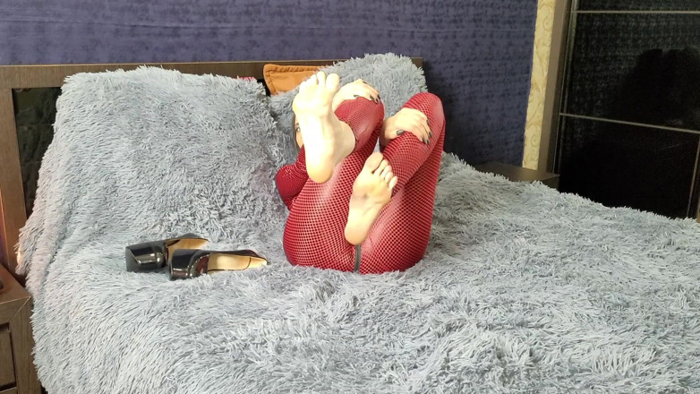 Sweet Lissa: Lick my feet after work
