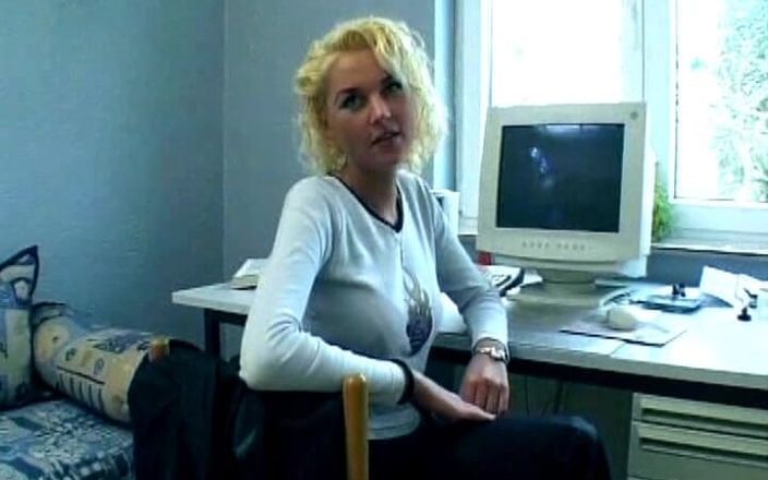 German's Young Babes: Spezielle 21-jährige deutsche blondine gibt dir ein Tase auf ihren perfekten...