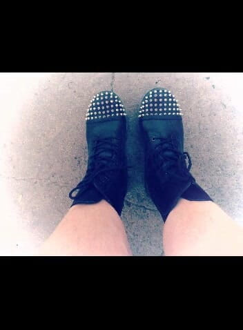BBW nurse Vicki adventures with friends: Hog warts Jumper and crazy spike boots in a local...