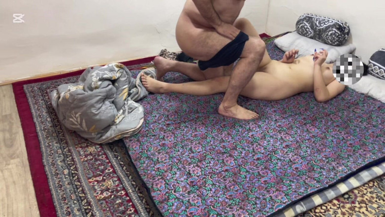 Roben: Dziewczyna z uniwersytetu, z którą dzieliłem ten sam dom, leżała...