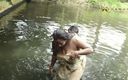 Xtramood: Špinavá velká prsa bhabhi se koupe v rybníku s pohledným...