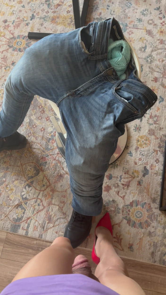 cd_aysemmm: 我坐在一个同性恋酒吧的陌生人的腿上