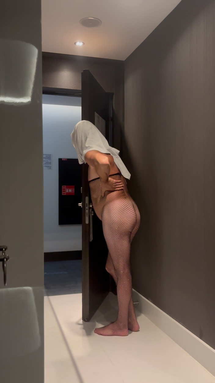 cd_aysemmm: Staf hotel membawa makananku