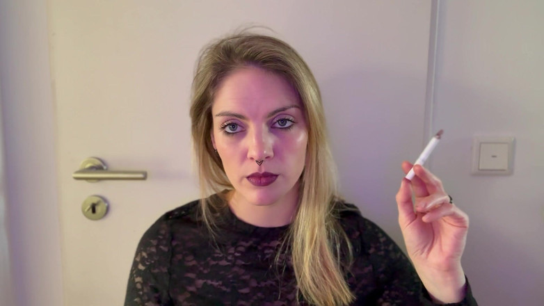 Naughty Natascha: Fumo sexy