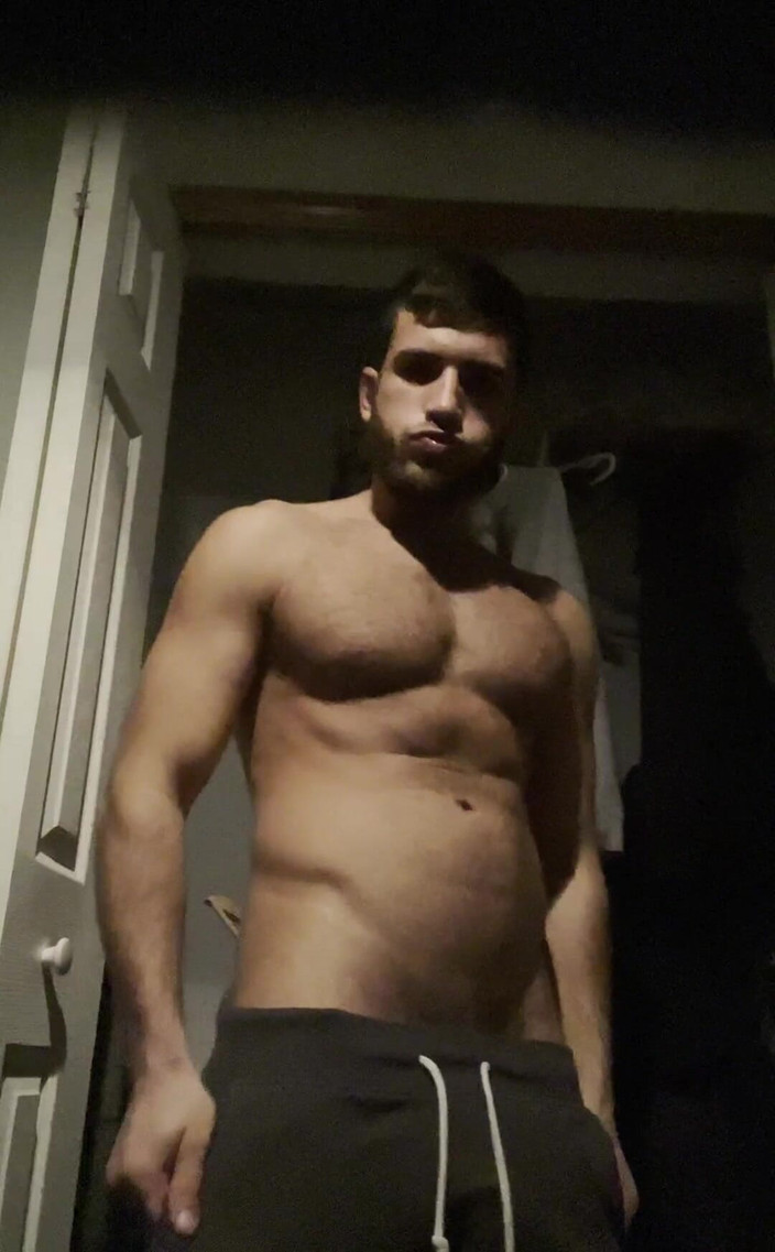 Christian Styles: 체육관 후 근육을 보여주는