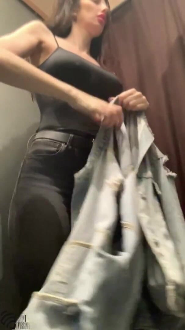 LizaVirgin: 热辣熟女在商店的试衣间自慰