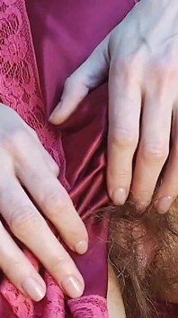 Me Corrí Muy Fuerte Mientras Me Masturbaba El Clítoris, Con Un Coño Muy Peludo Y Cremoso, Una MILF Caliente Masturbada