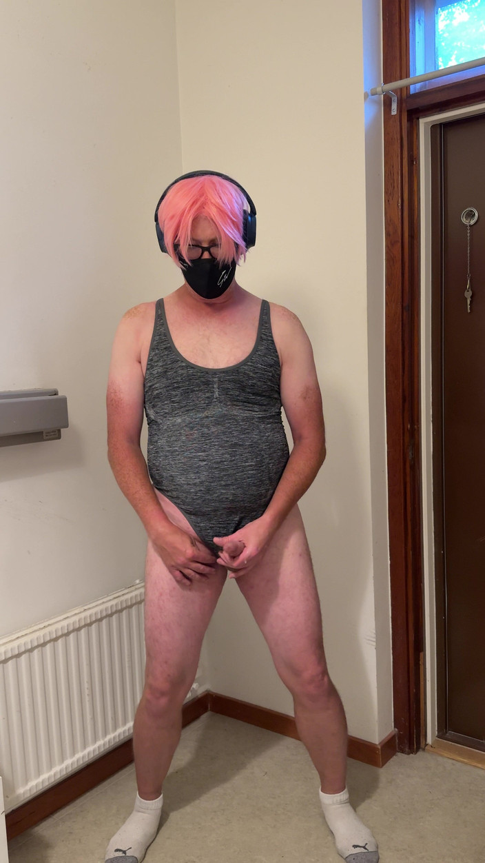 Julia Trans: Trany göte şaplak atıyor, taşaklara ve mastürbasyon yapıyor ve baba için...