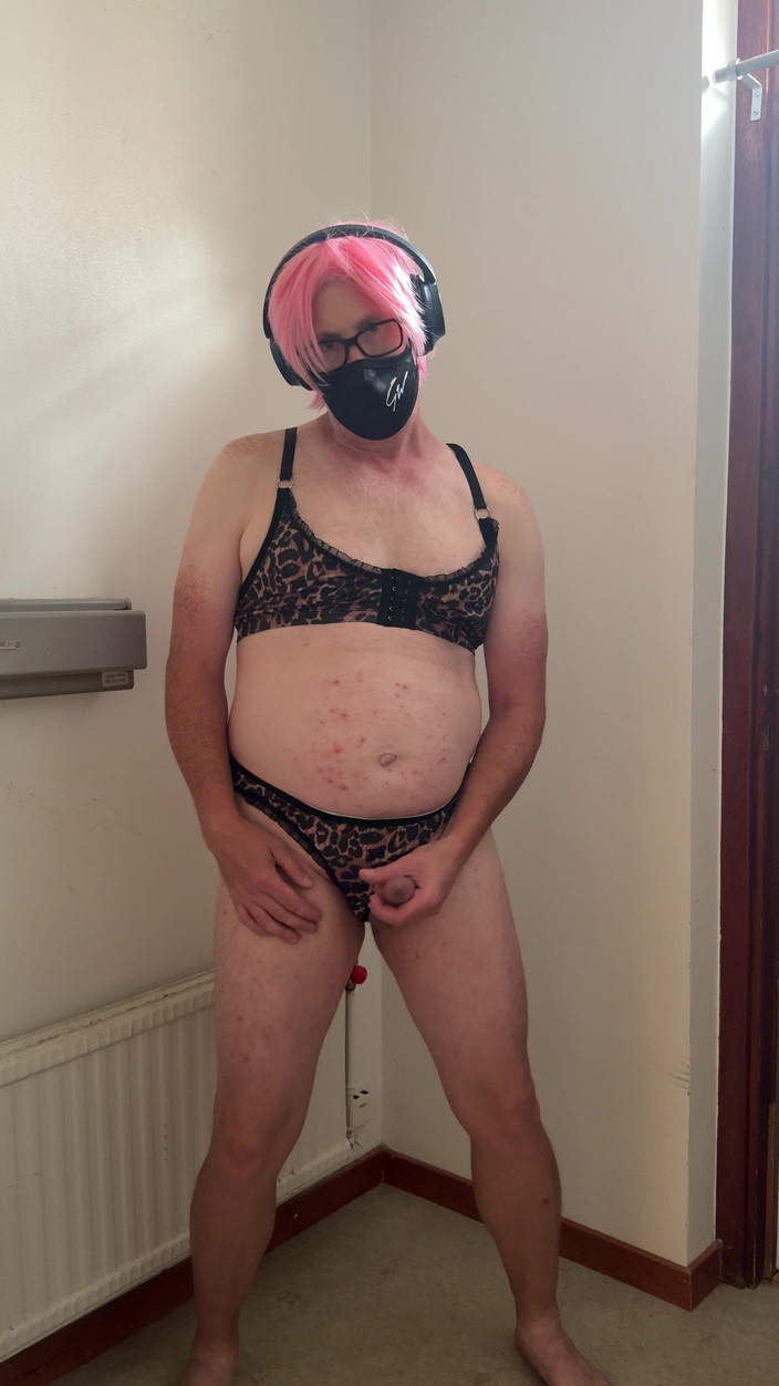 Julia Trans: La puttana in rosa gioca e si masturba finché non...