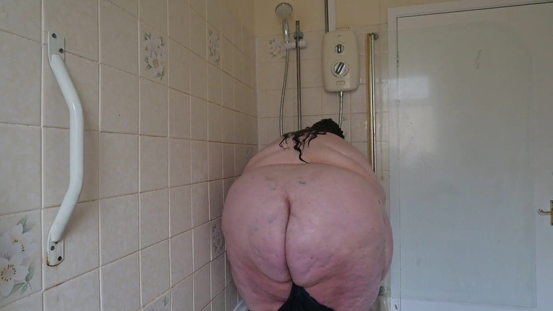 SSBBWLadyBrads: Duş tanrıçası meme ucu ortaya çıkarıyor