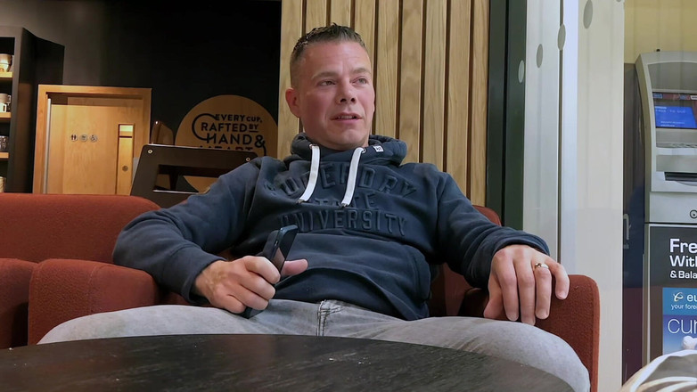 NakedFoxx: Odważyłem się szarpać w zajętej kawiarni - intensywne publiczne spust