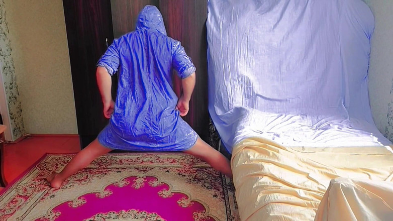 Kitty_Cross: Мила сіссі ніжно чистить довгу перуку пастельного кольору