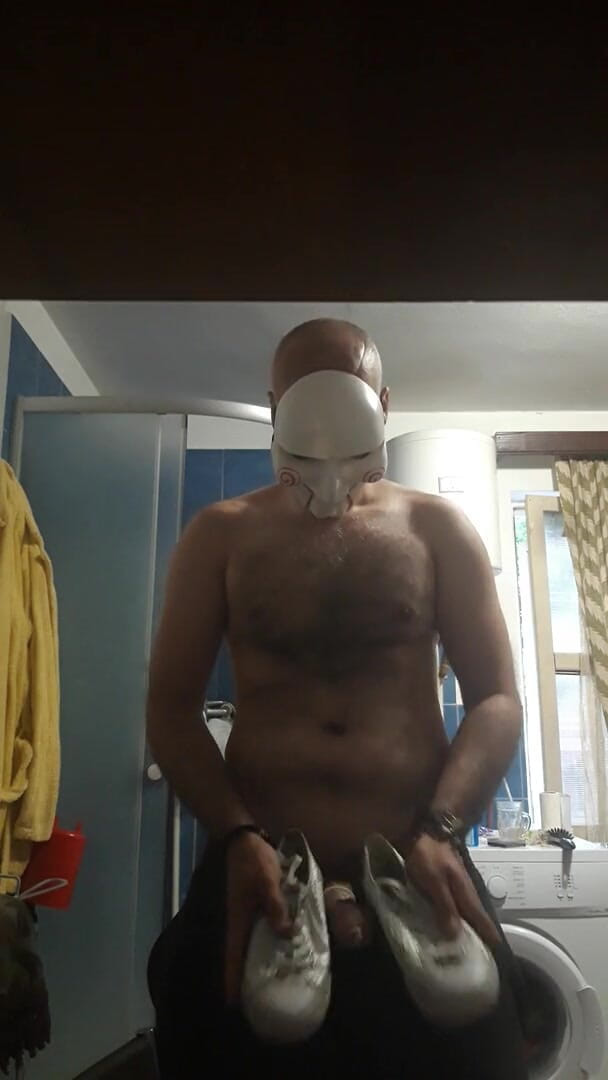 SingerMask: Rush handjob to not be caught by stepmom