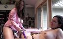 Lezdom Austria: La malvagia padrona lesbica schiaccia la sua cameriera massaggio