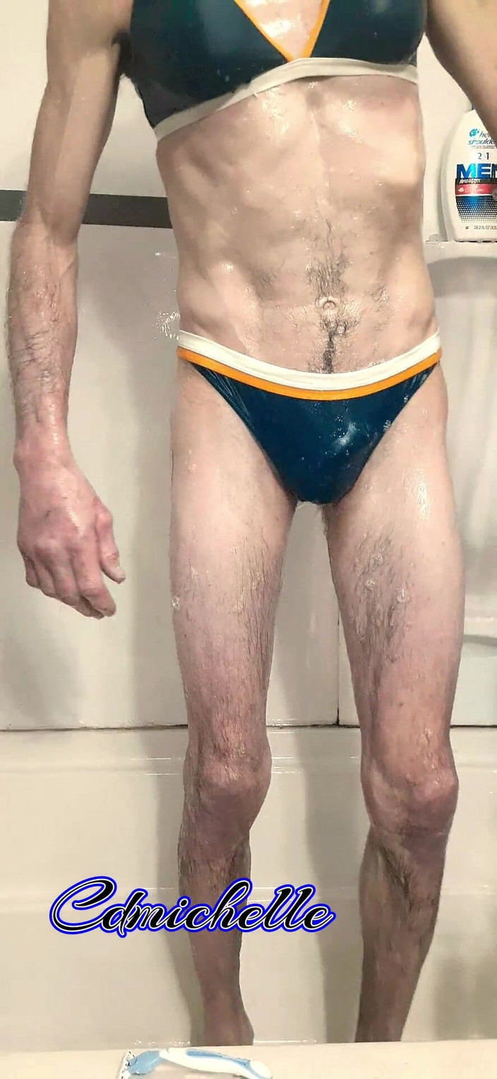 Crossdressers Cd Michelle wearing sexy lingerie: Crossdresser Cdmichell ubrany w niebieski dwuczęściowy strój kąpielowy