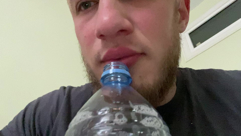 Hunky time: Alpha Remplit Une Bouteille Avec Sa Salive