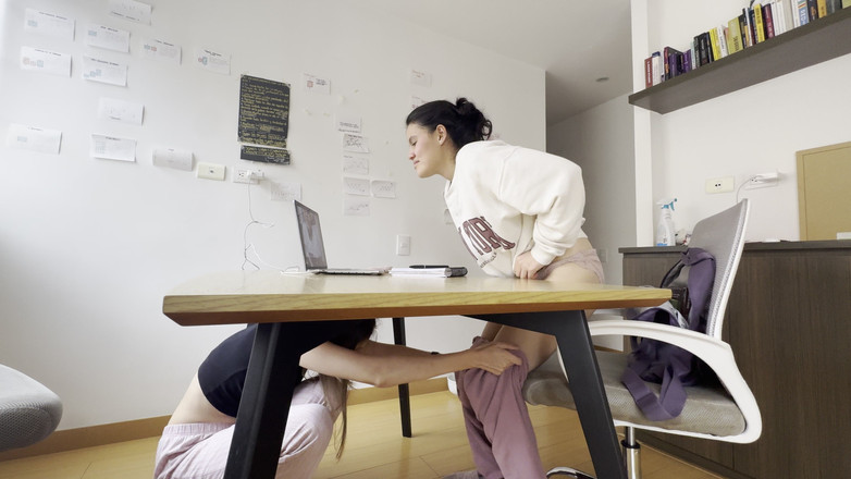 scarlettandc: Dwie dziewczyny dotykają się podczas rozmowy wideo, nikt nie zauważa