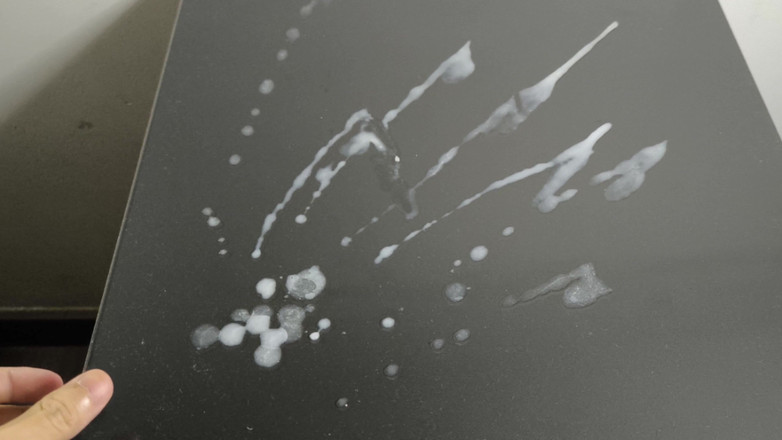 LolaCD: Sprutar ut sprayen med spermasprut