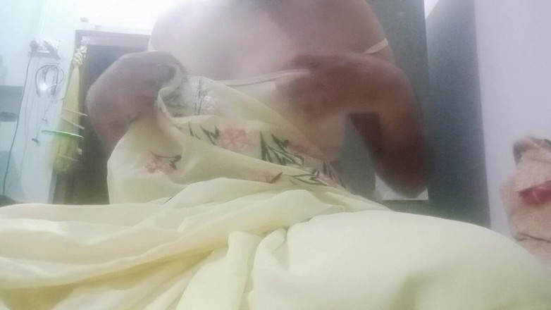 Gaurisissy: Indiana gay crossdresser gaurisissy sentindo tesão em saree amarelo assim...
