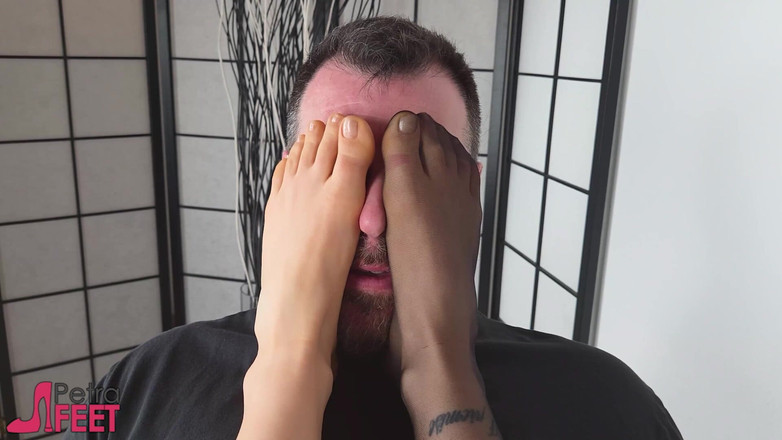 Best Nylon Feet Videos: Yaramaz diva sarımsı tabanlarını yüzüne ovmadan önce bir delikanlıyı baştan çıkarıyor