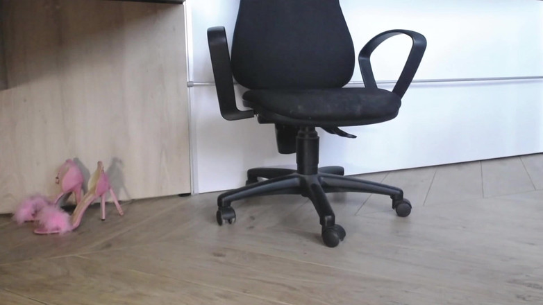 Karmenclarkx: 검은 레깅스와 분홍색 하이힐을 신고 자위하다