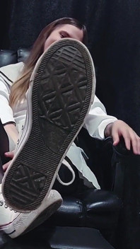 Anime skolflicka pov sneakers och fötter dominans