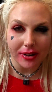 Harley Quinn üç delikten alıyor