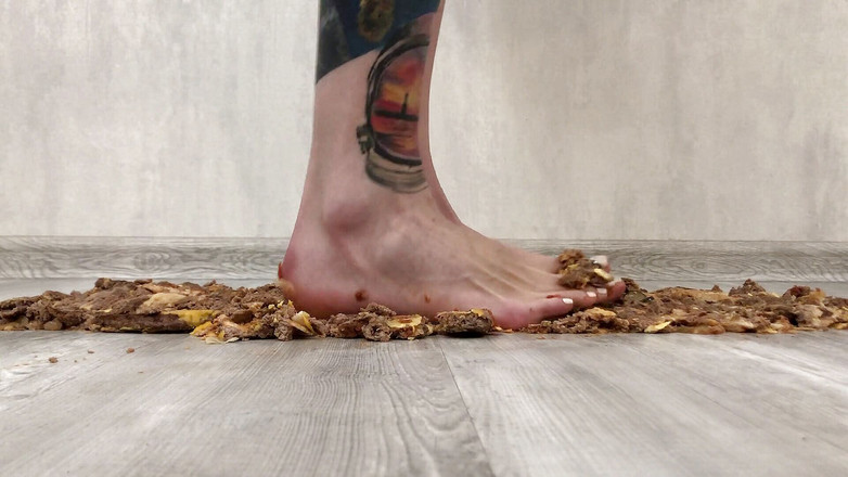 Footmodel Valery: 入れ墨の女の子は、ロイルのハンバーガーを粉砕