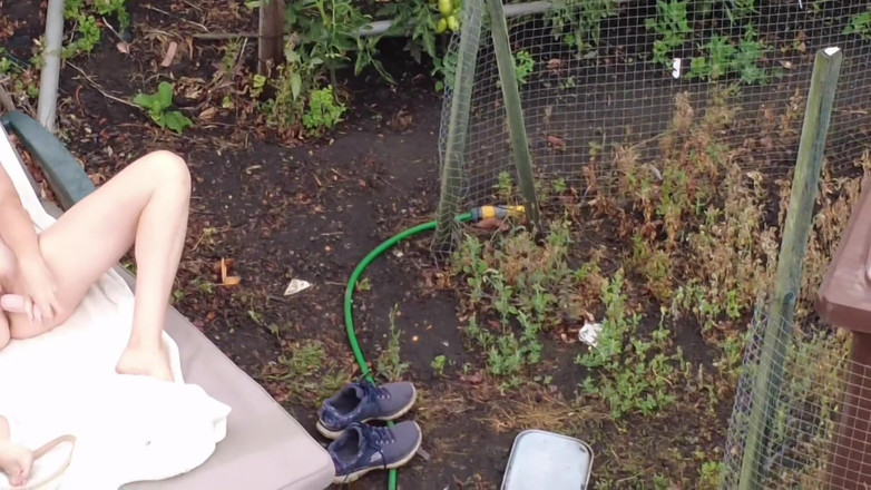 British Cougar: Drone ile Voyeur Bahçede Kendimle Oynarken Beni İzliyor