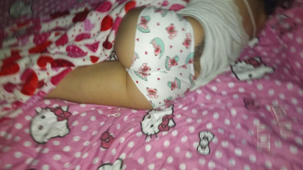 Littlesexyowl: Кончили внутрь. Мой отчим вошел в мою комнату и сказал спокойной ночи со своим большим членом