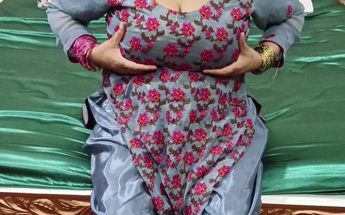 RajuIndianPorn: Hete Desi Shilpa Bhabhi drukt op haar grote borsten en...