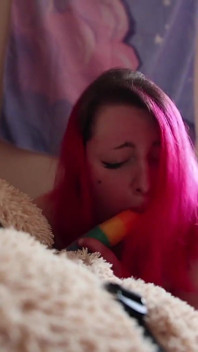Schattige bbw neukt haar grote teddybeer