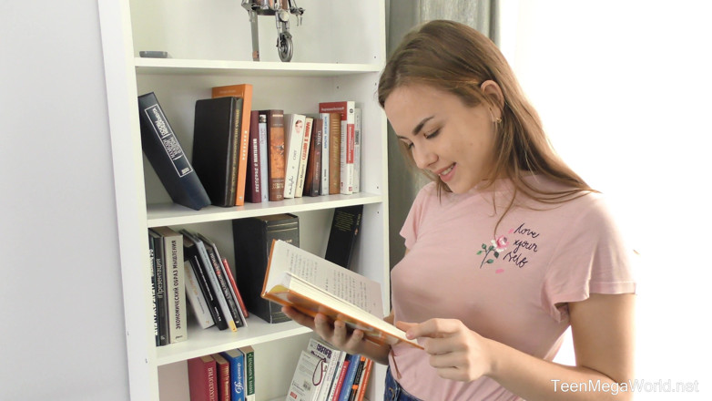 Teen Mega World: Bookworm досліджує пизду