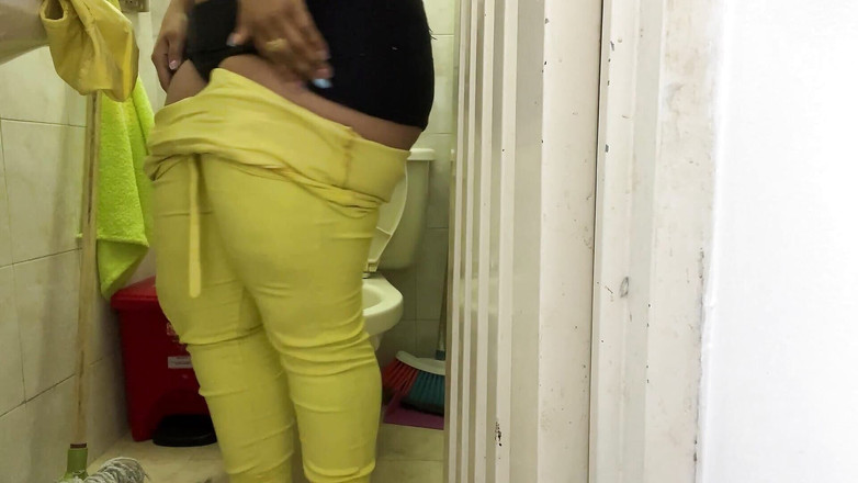 Katrina4deluxe: Mamei mele vitrege sexy îi place să se pișe din picioare