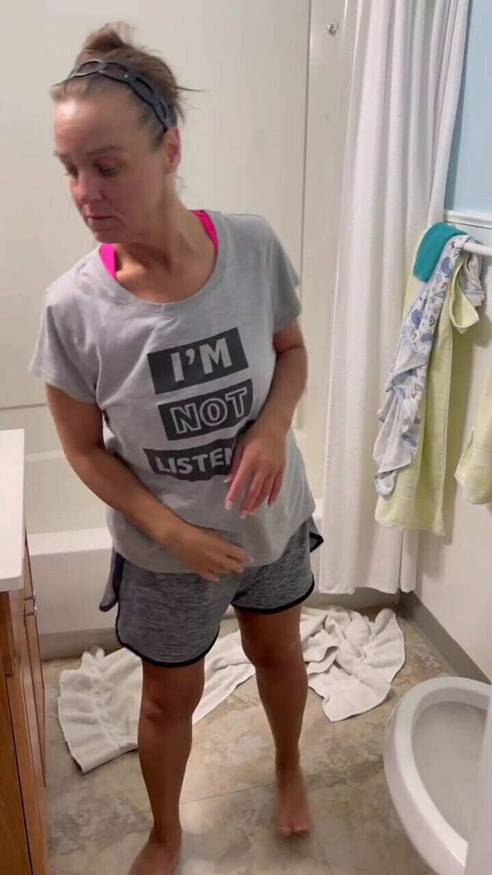 Sweet Marie: Madura Marie se desnuda y extiende su culo y su...