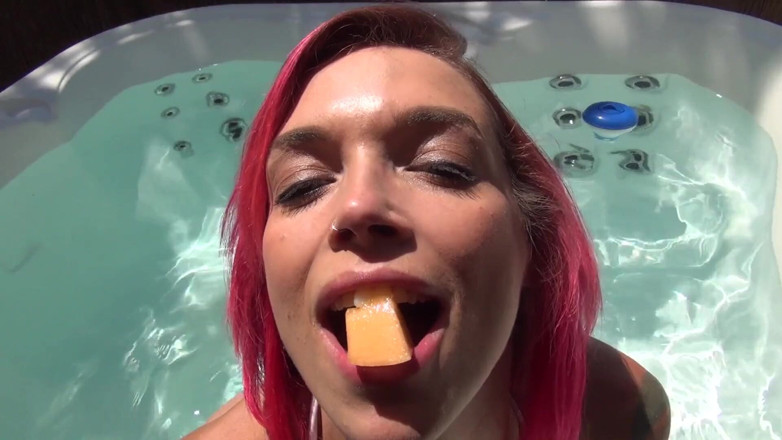 Anna Bell Peaks: Jacuzzi blowjob