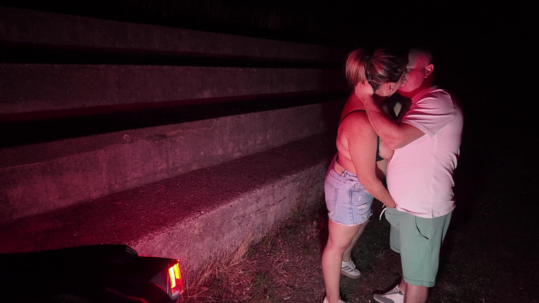 Alex e Bianca: Я трахаю свою шлюховатаю подругу на улице, пока ее муж работает... Большая шлюшка