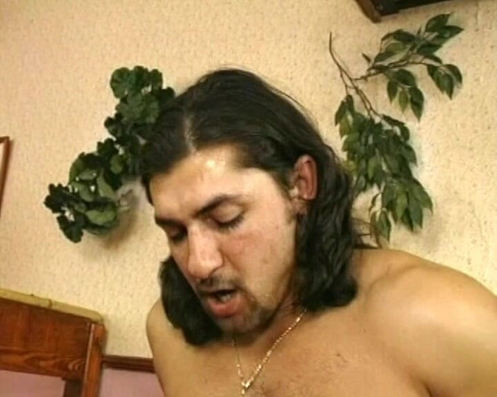 Deutscher hardcore: Sürtük sarışın Alman piliç kırmızı iç çamaşırı giyerken sert sikiliyor