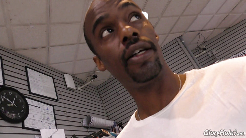 Gloryhole: Skylar Madison menghisap semua orang yang mempunyai zakar hitam