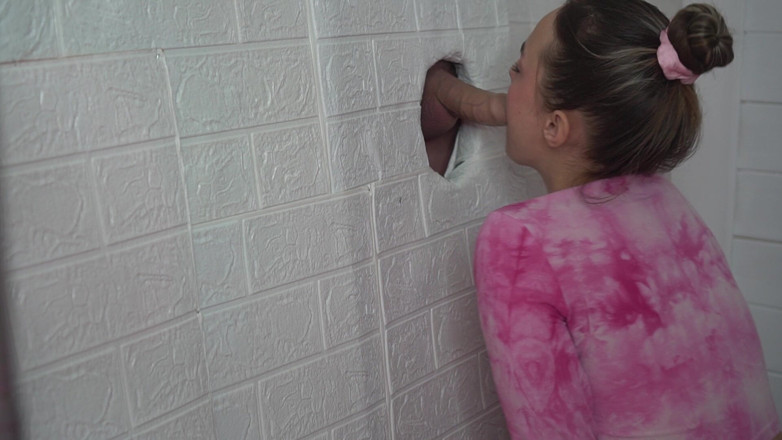 misss_vikki: Een gat in de muur waarvan de penis op elke...