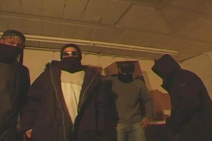 Filles Francaises: 지하실에서 프랑스에서 발정난 아기를 가지고 노는 하드 자지 그룹