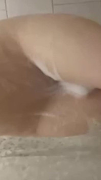 Milf gaat douchen
