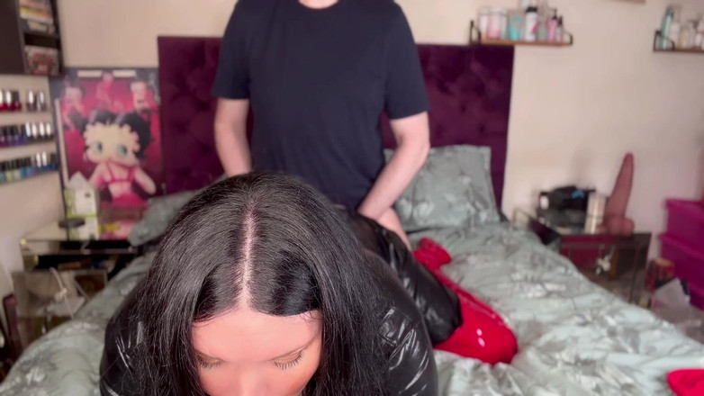 MissFFW: ミス・FFWがFacebookに新しい振動式コックシースを試させています