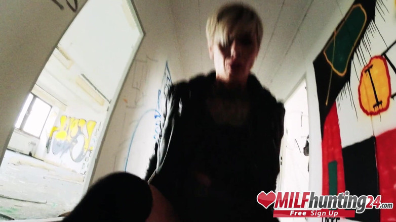 MILF Hunter 24: Охотник за милфами делает кости худенькой милфе в заброшенном офисном здании