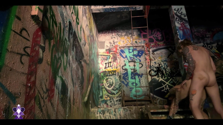 Gray Perrier: 变性女孩在一个废弃的动力装置中公开操一个变性人