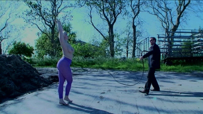 BDSM Deutschland: La Ragazza Monella Della Fattoria Si Stuzzica Con Doppia Penetrazione