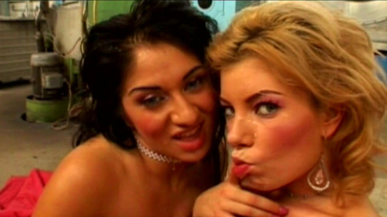 Erotic Planet Studio: Cô bé tóc vàng cúi xuống máy giặt để đụ hoang dã