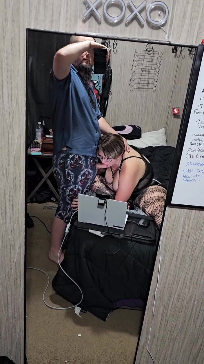 Funhousewife69: A umblat în dormitor și m-a făcut să-i sug pula