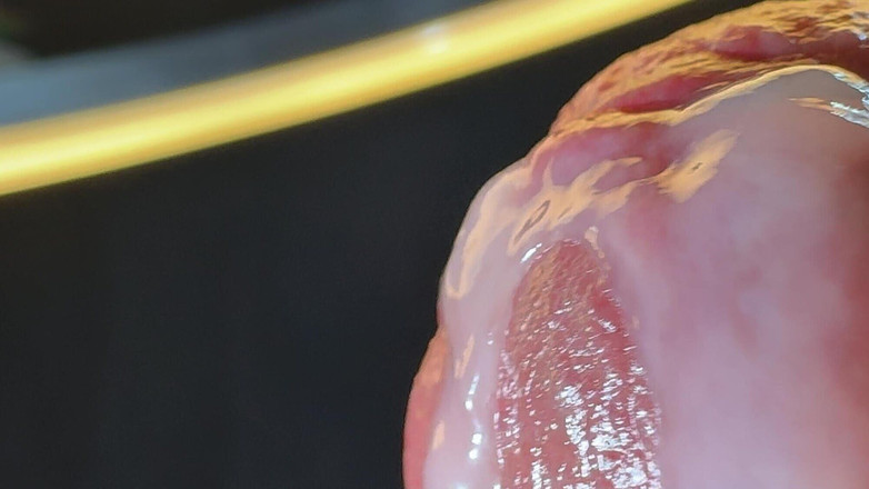 Leonardo-1974: Il pene bagnato si masturba