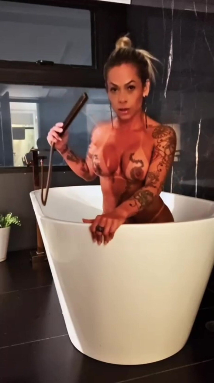 maite hedoni: Crown vrea să-și dea vaginul în blană